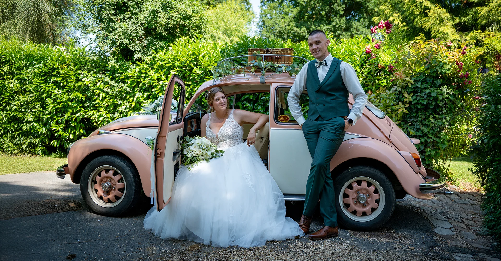 Couple de maries devant une voiture ancienne