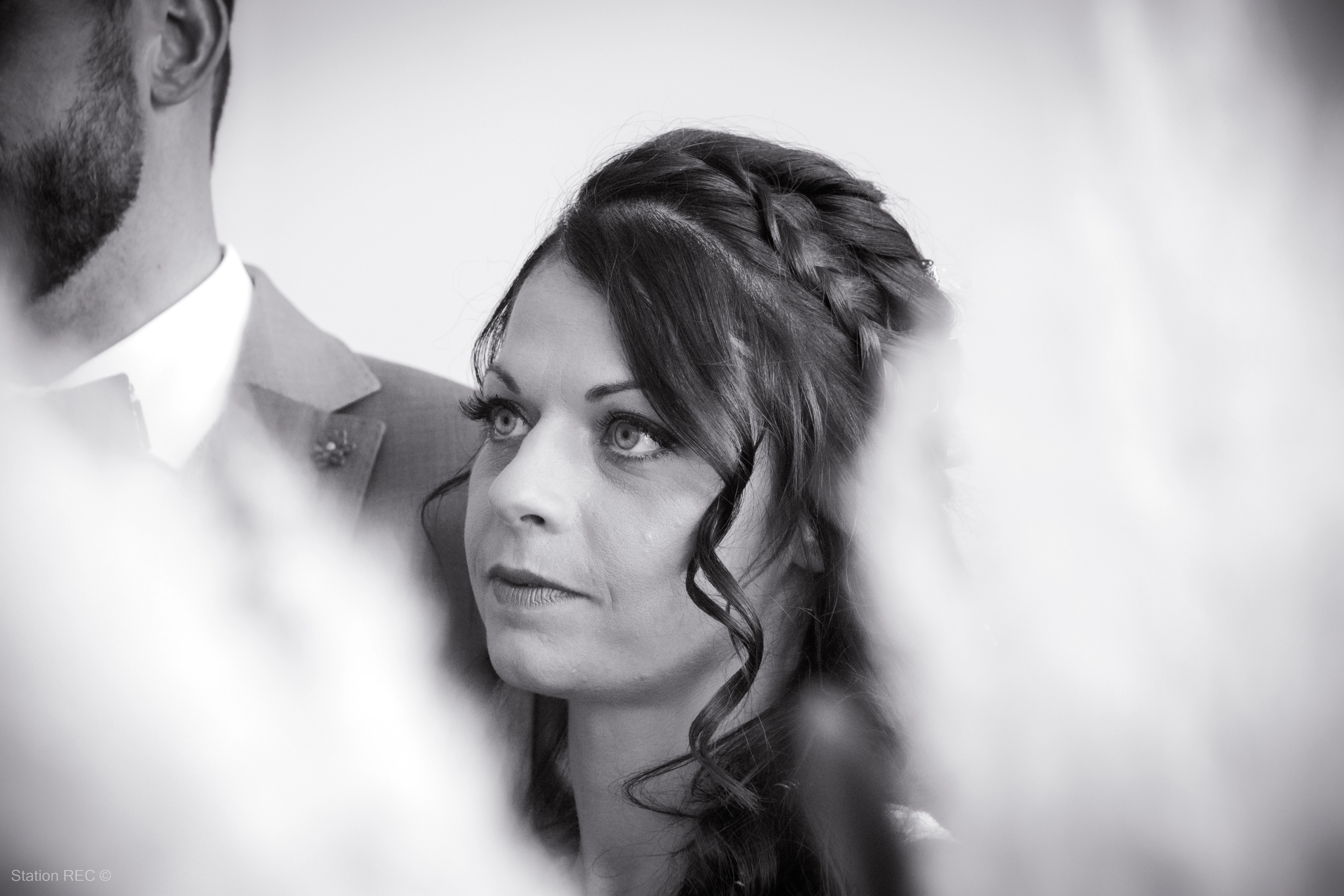 Portrait emotif en noir et blanc